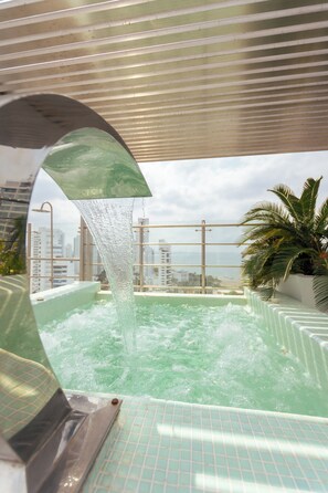 Een bubbelbad met een helder uitzicht op de skyline van de stad.
