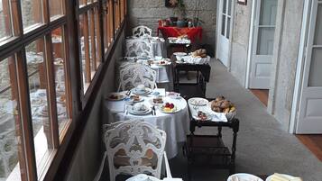 Free daily continental breakfast