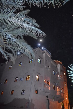 Front of property – evening/night - Dar Nadia Bendriss (Tarmigt)