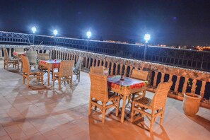 Phục vụ bữa sáng, bữa trưa và bữa tối