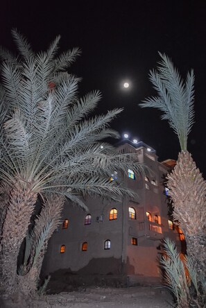 Front of property - evening/night - Dar Nadia Bendriss (Tarmigt)
