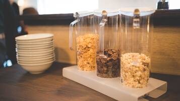 Dagelijks ontbijtbuffet (EUR 8.5 per persoon)