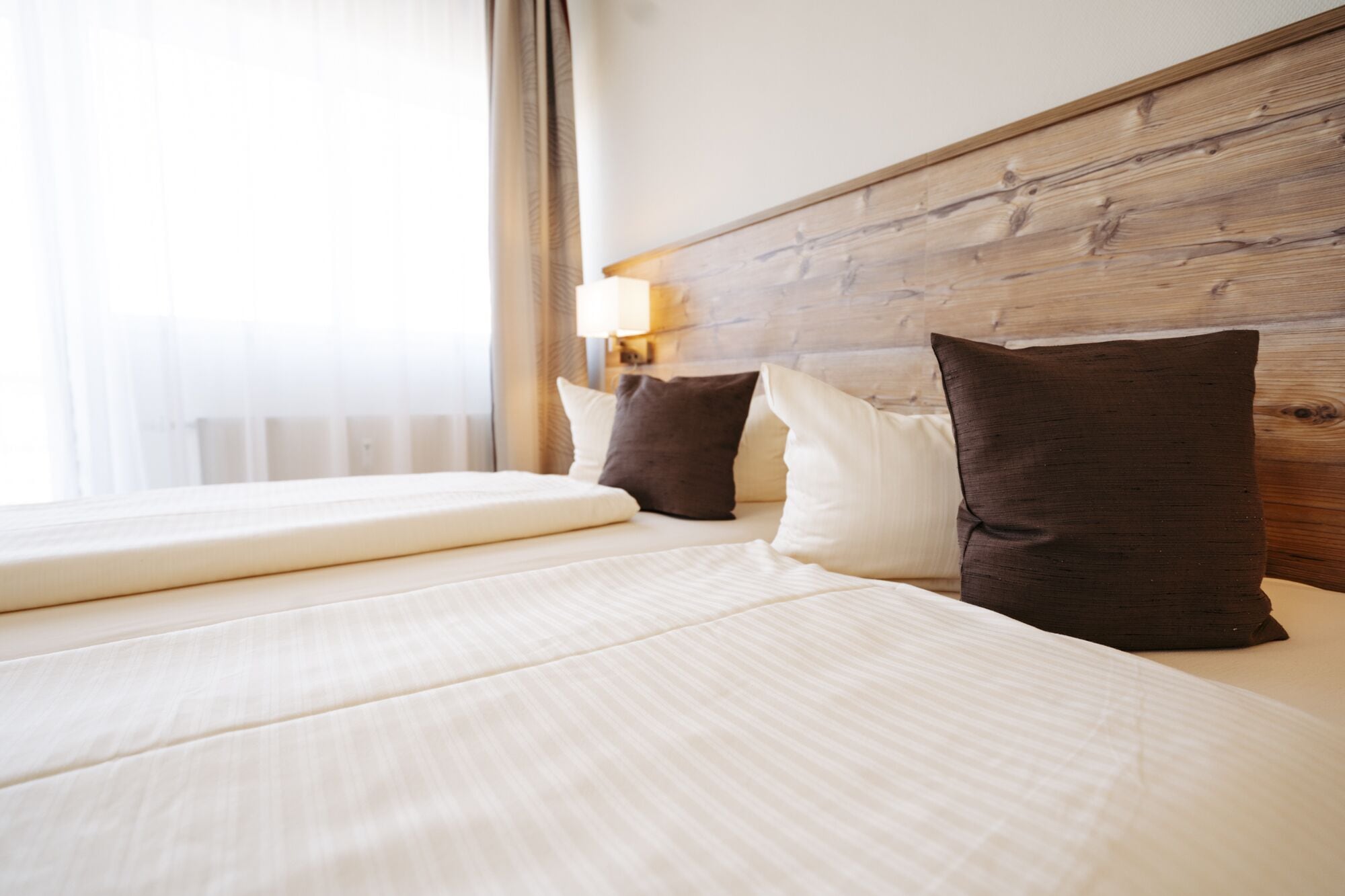 Basic Double Room | Hypo-allergenic bedding, desk, soundproofing, free cribs/infant beds