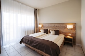 Basic Double Room | Hypo-allergenic bedding, desk, soundproofing, free cribs/infant beds - Hotel Café Nahetal (Gensingen)