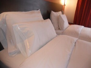 Comfort dubbelrum | VÀrdeförvaringsskÄp pÄ rummet, skrivbord, gratis wi-fi och sÀngklÀder