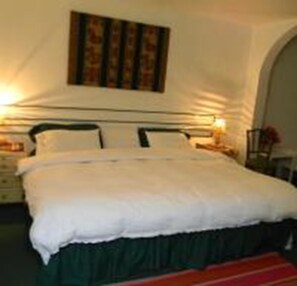 Perhehuone | Tallelokero huoneessa, työpöytä, ilmainen Wi-Fi, vuodevaatteet