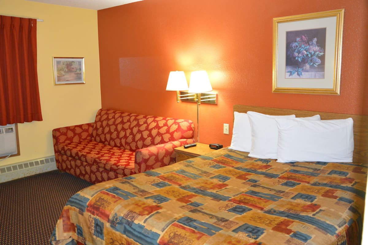 Desk, soundproofing, free WiFi, bed sheets
