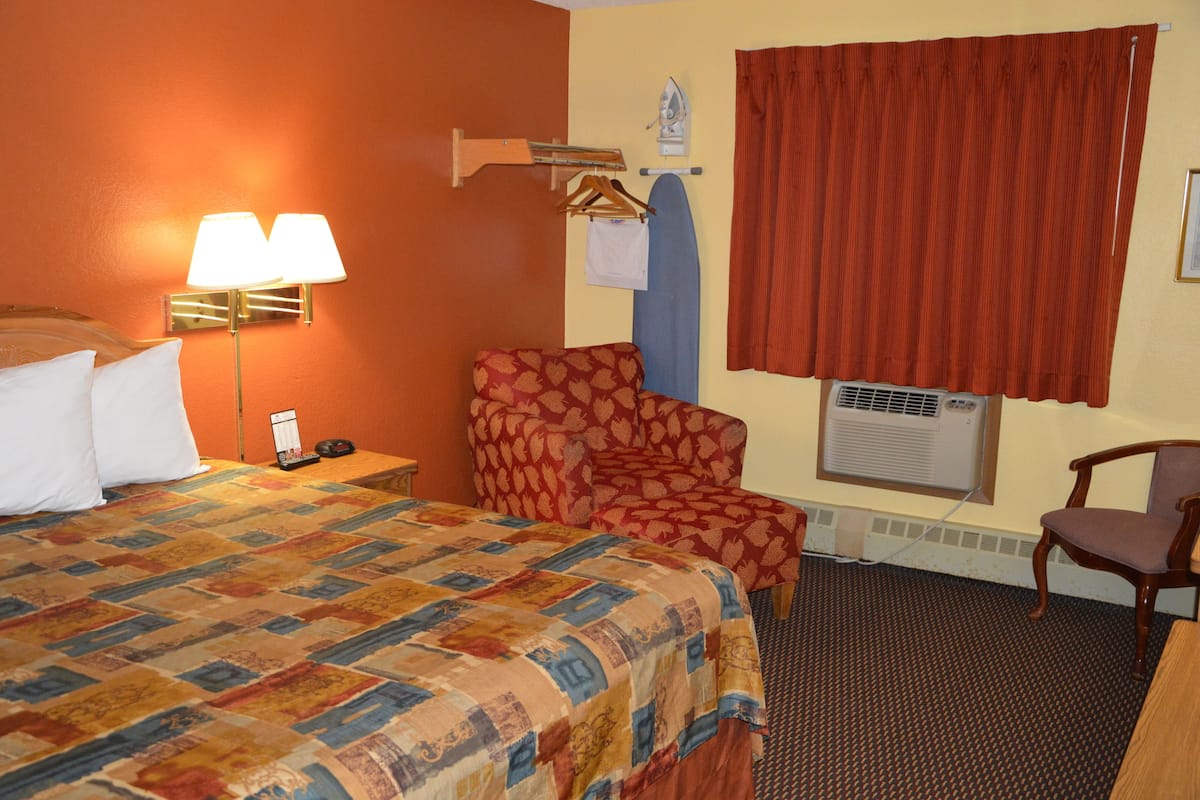 Basic Room, 1 Queen Bed, Non Smoking | Desk, soundproofing, free WiFi, bed sheets
