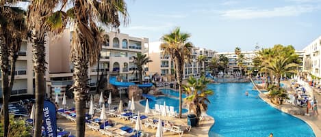 2 piscines extérieures, parasols de plage, chaises longues