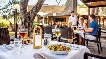 5 restaurants, breakfast, lunch, dinner served; international cuisine