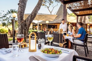 5 restaurants, breakfast, lunch, dinner served; international cuisine