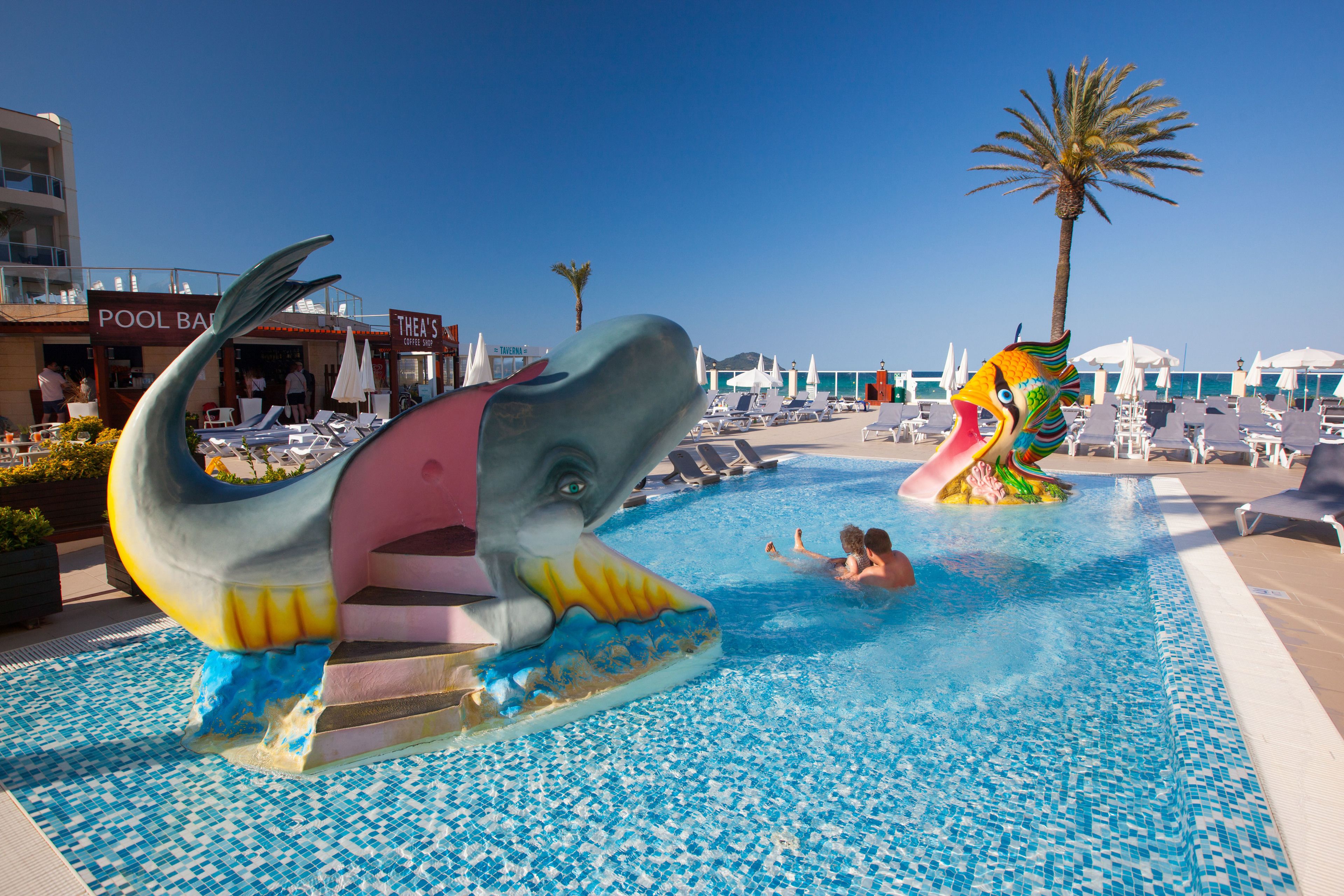 2 สระว่ายน้ำกลางแจ้ง เปิด 10:00 น. ถึง 18:00 น., ร่มริมสระว่ายน้ำ