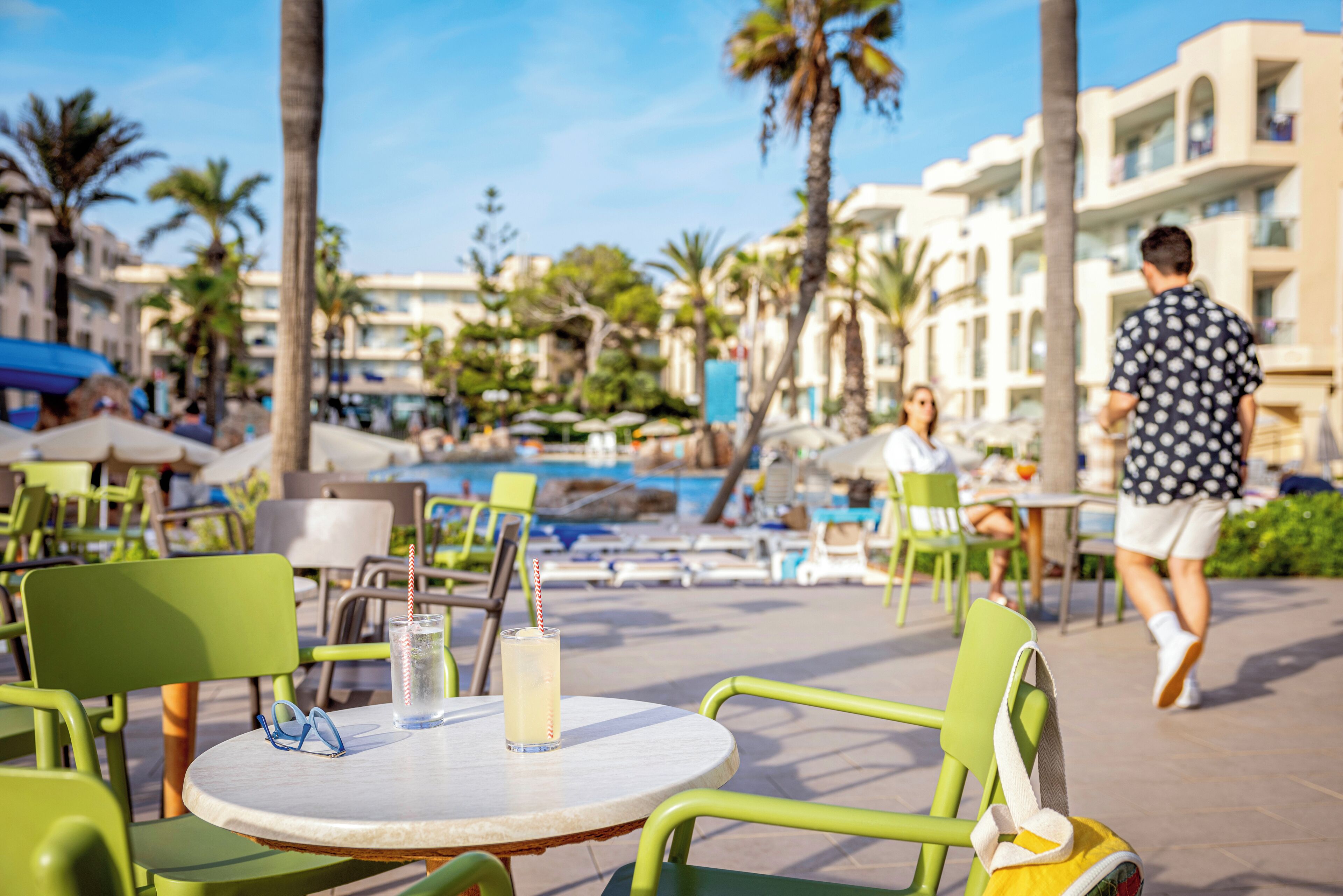 3 bars/lounges, 2 poolbars