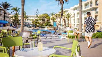 3 bars/lounges, 2 poolbars