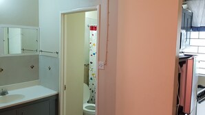 Une salle de bain avec un lavabo, un miroir et des toilettes.
