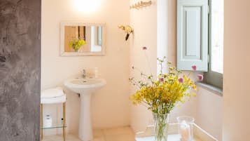 Romantisches Doppelzimmer, 1 Queen-Bett, Stadtblick | Badezimmer