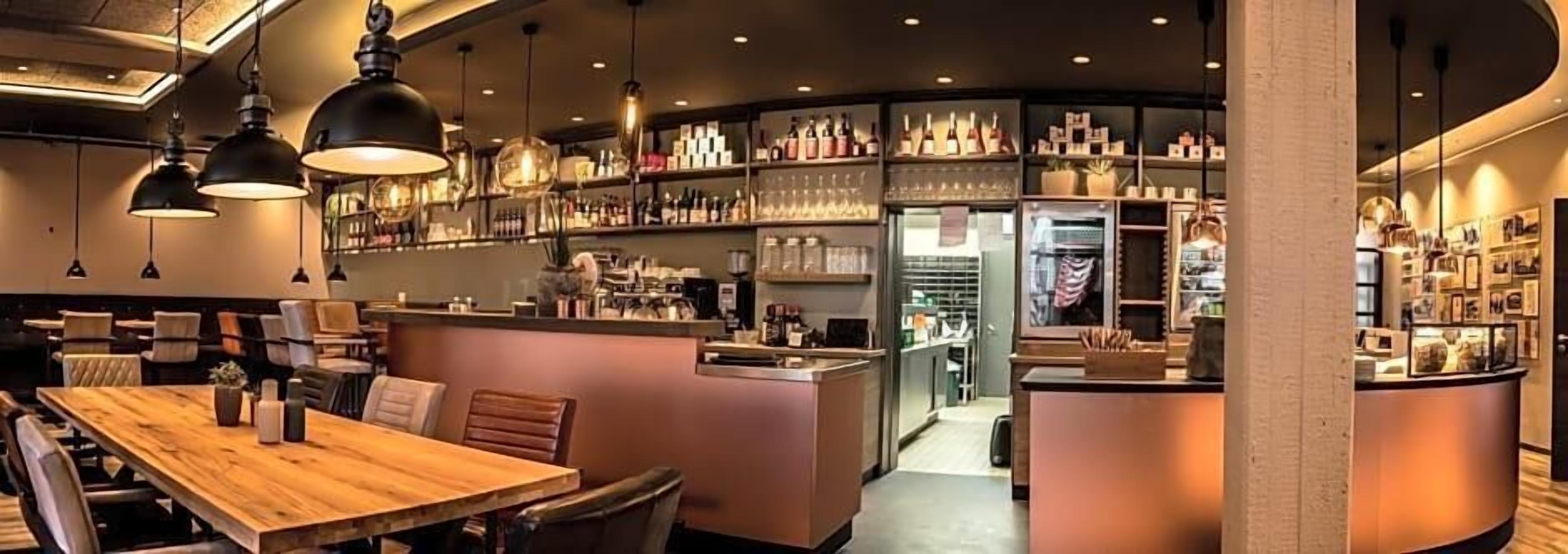 Ein Restaurant mit Bar, Sitzgelegenheiten und einer Theke.
