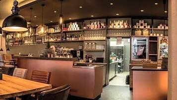 Ein Restaurant mit Bar, Sitzgelegenheiten und einer Theke.