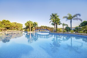 3 outdoor pools, sun loungers