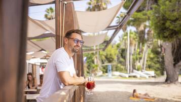 3 restaurants, serveren ontbijt, lunch, diner, lokale gerechten