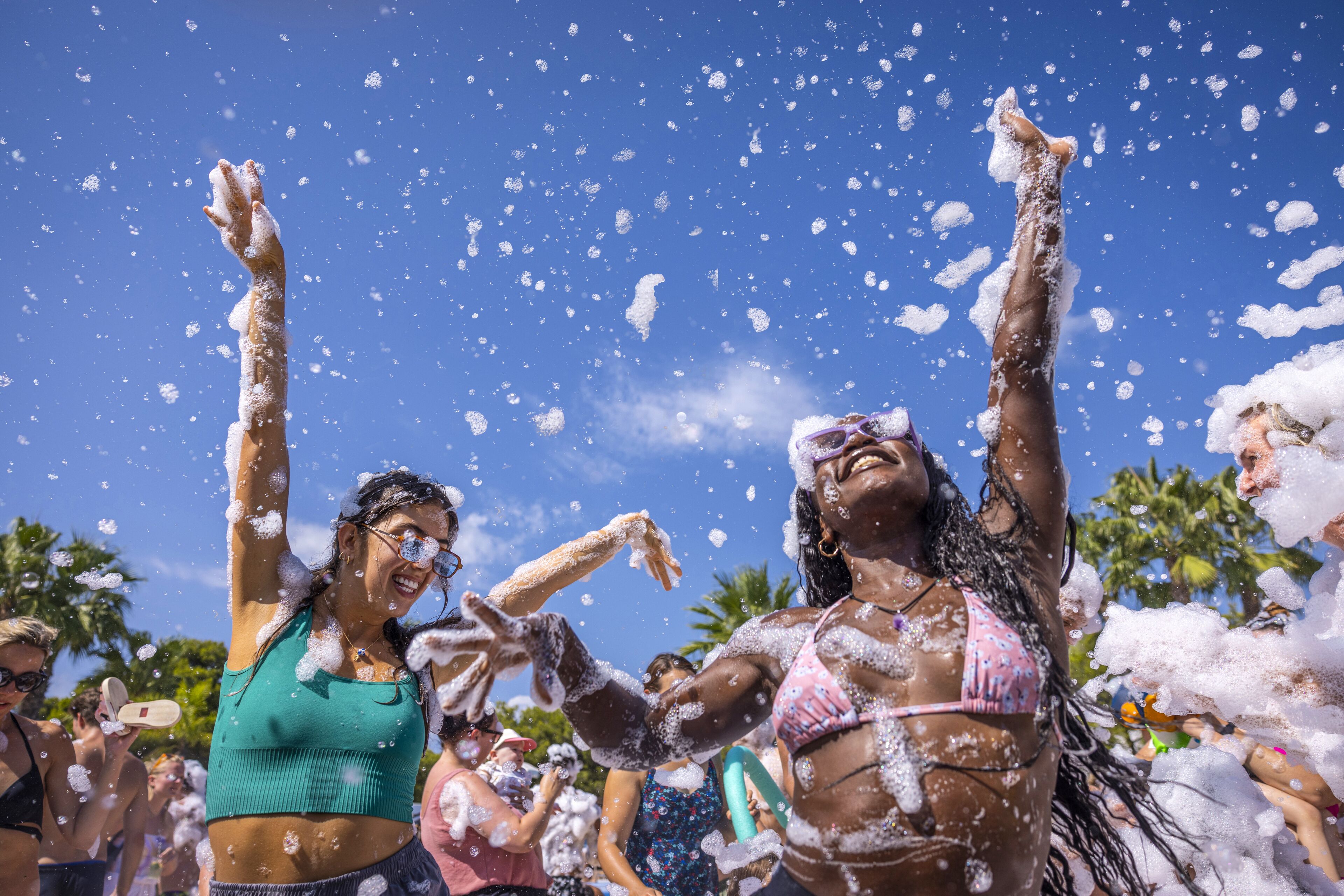 3 outdoor pools, pool loungers