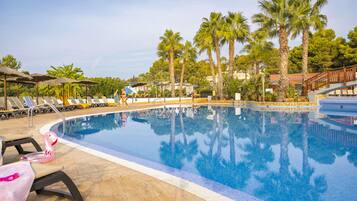 3 outdoor pools, pool loungers