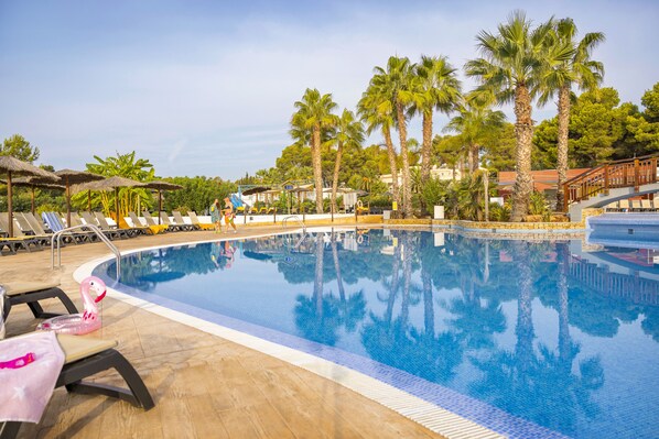 3 ulkouima-allasta, aurinkotuoleja