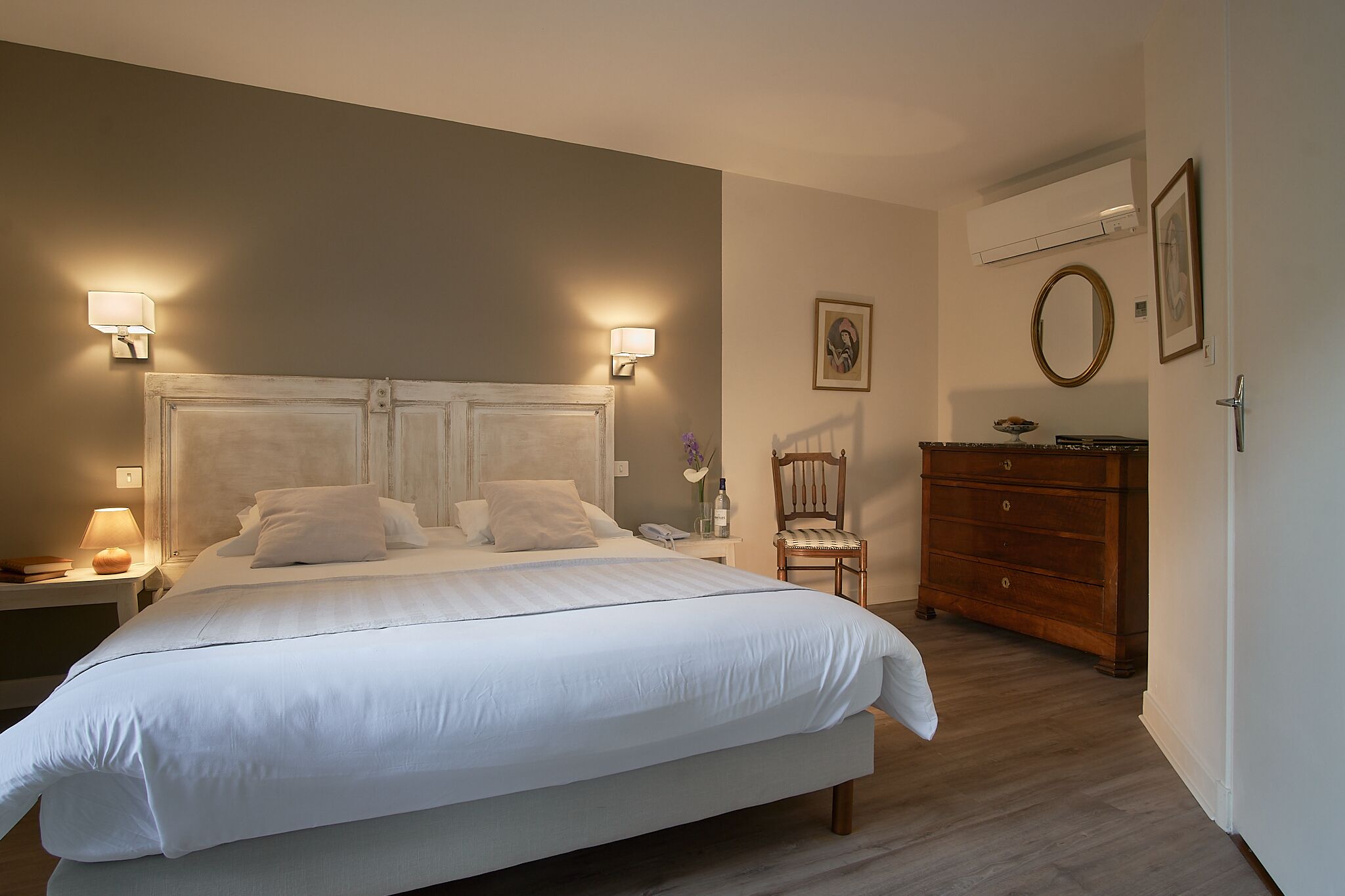 standard double room, 1 queen bed, non smoking | in-room safe, individually decorated, individually furnished, desk