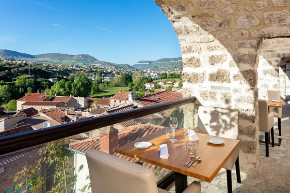 供应晚餐，地方菜