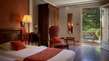 Superior Twin Room, Accessible (Terrasse) | In-room safe, individually decorated, individually furnished, desk