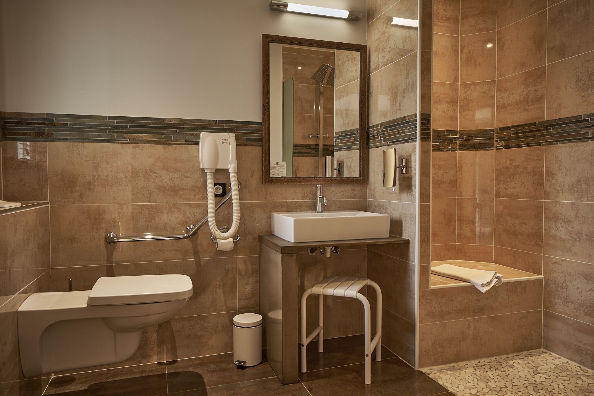 superior twin room, accessible (terrasse) | bathroom | shower, rainfall showerhead, free toiletries, hair dryer