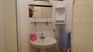 Comfort Apartment, 2 Bedrooms, Non Smoking, City View | Bathroom | Shower, free toiletries, hair dryer, towels - Résidence Kounouz (Ouarzazate)