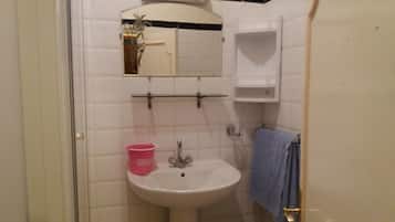 Comfort Apartment, 2 Bedrooms, Non Smoking, City View | Bathroom | Shower, free toiletries, hair dryer, towels