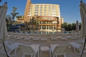Outdoor banquet area - The Cosmopolitan Hotel Beirut (Dekwaneh)