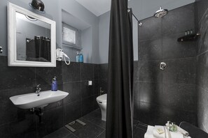 Articles de tocador gratuïts, assecador de cabells, bidet i tovalloles