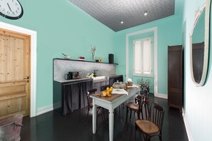 Standard-Doppel- oder -Zweibettzimmer, Stadtblick | GemeinschaftskĂŒche | KĂŒhlschrank, Mikrowelle, Herdplatte, Wasserkocher mit Kaffee-/Teezubehör