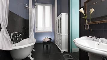Standard Triple Room | Bathroom | Free toiletries, hair dryer, bidet, towels