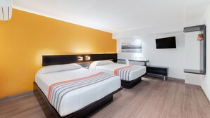 A hotel room with two beds, a desk, a TV, and a bathroom. - City Express Junior by Marriott Ciudad de México Zona Reforma (Mexico City)
