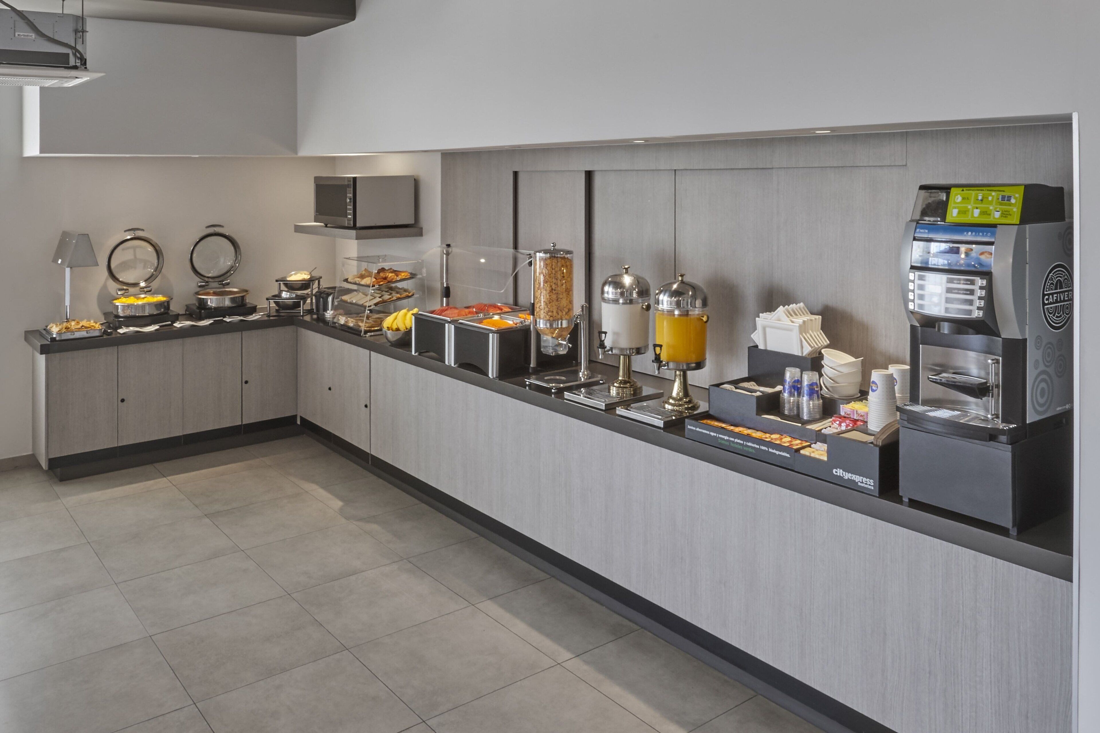 free daily full breakfast