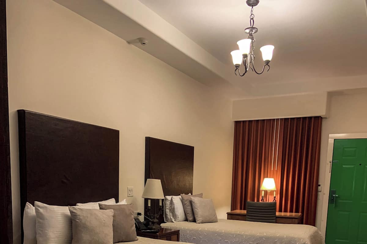Traditionele tweepersoonskamer, voor 1 persoon | Luxe beddengoed, een kluis op de kamer, verduisterende gordijnen