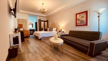 Habitación romántica | Ropa de cama de alta calidad y caja de seguridad en la habitación