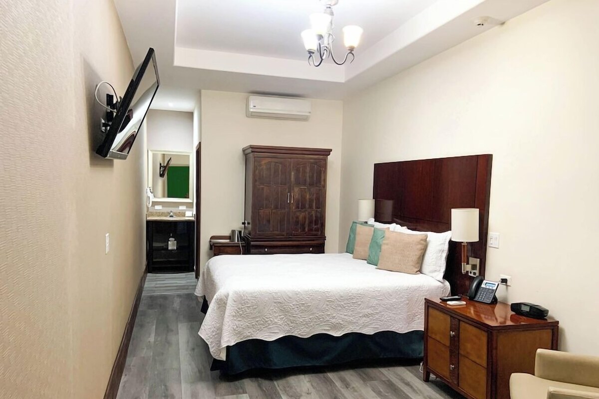 Ropa de cama de alta calidad y caja de seguridad en la habitación 