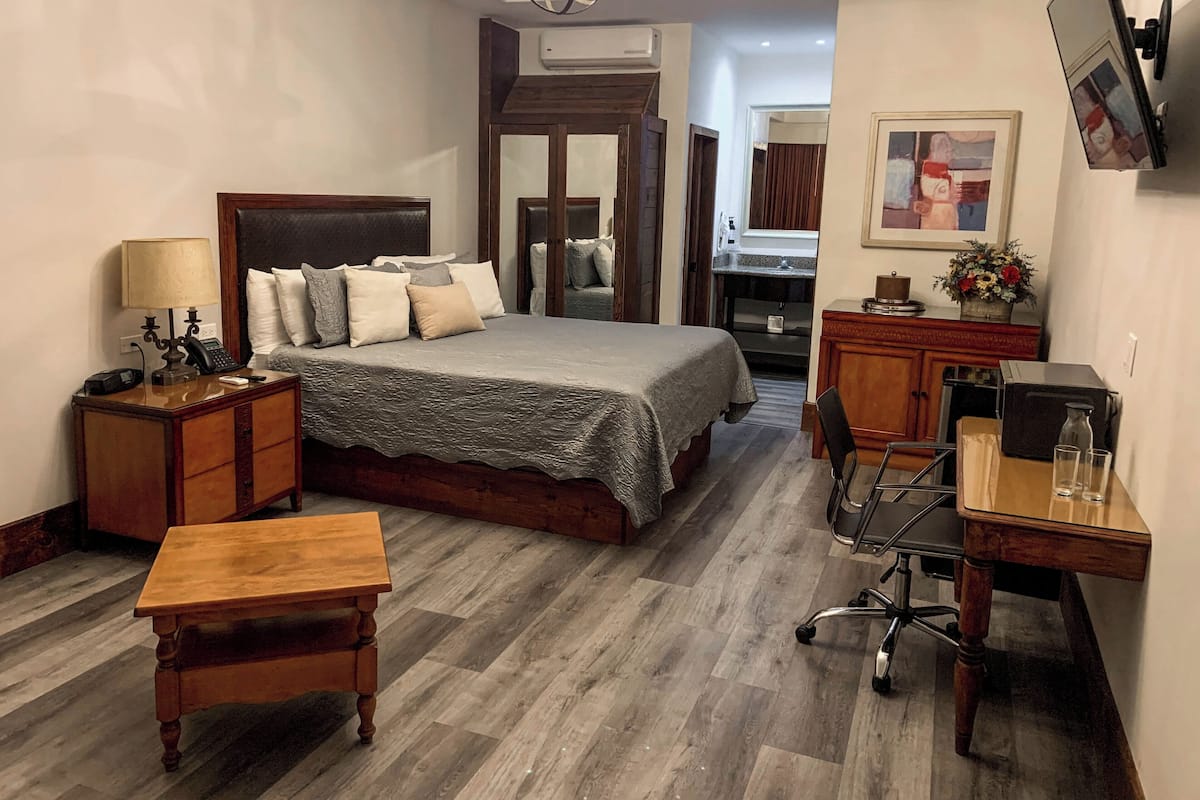 Premier kamer, 1 kingsize bed | Luxe beddengoed, een kluis op de kamer, verduisterende gordijnen