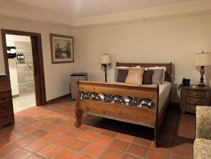 Habitación romántica | Ropa de cama de alta calidad, caja fuerte, cortinas opacas