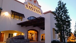 Entrada de un hotel con un letrero que dice "Hacienda Santana".