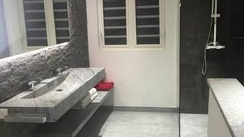 Villa, Non Smoking | Bathroom | Shower, free toiletries, towels