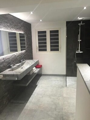 Villa, Non Smoking | Bathroom | Shower, free toiletries, towels