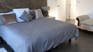 Cofres nos quartos, cortinas blackout, quartos à prova de som