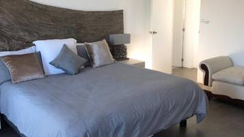 Safe på rommet, blendingsgardiner, lydisolert og strykejern/-brett