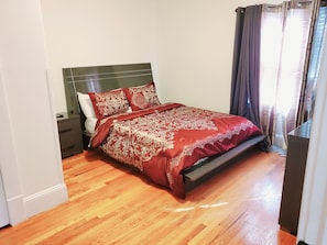 4 bedrooms, down duvets, in-room safe, desk - Upscaled Home in a Quiet Neighborhood (Springfield)